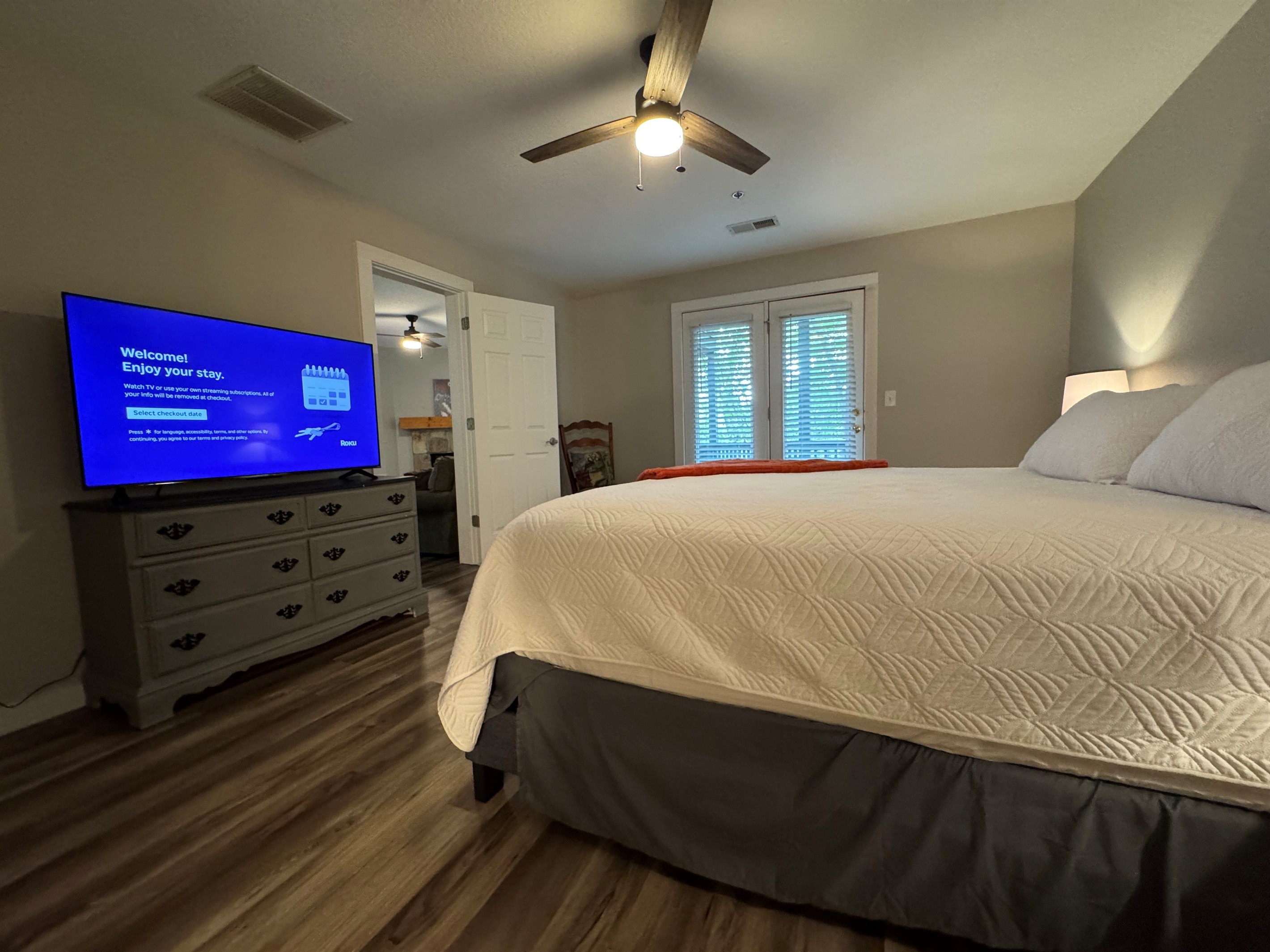 📺 Wind down with Netflix from the comfort of your king-sized bed.
