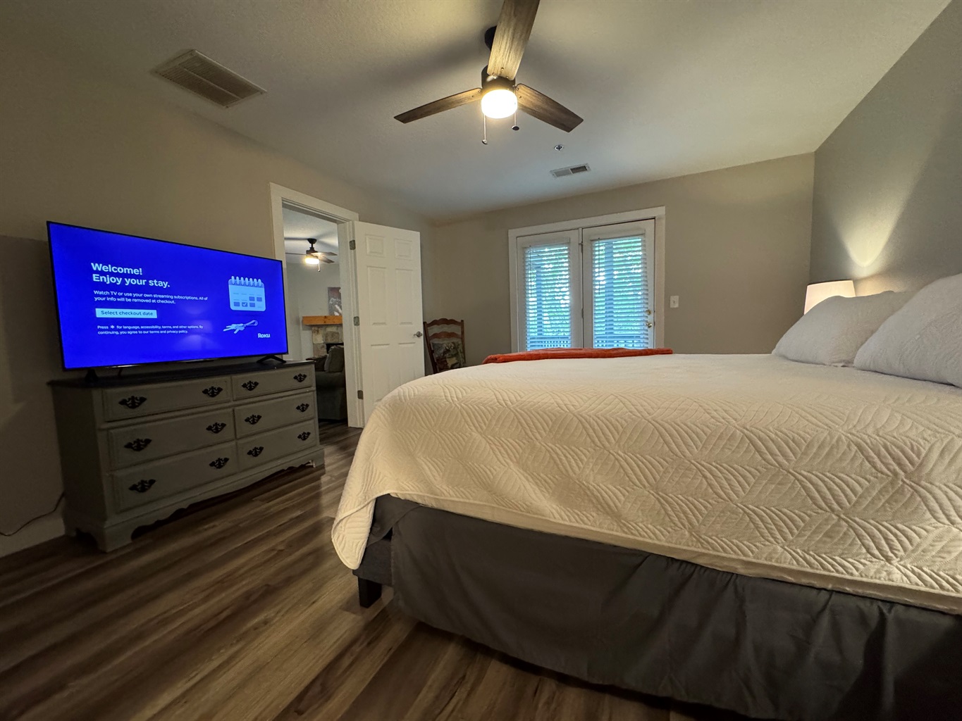 📺 Wind down with Netflix from the comfort of your king-sized bed.