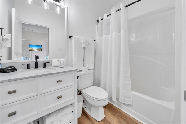 Downstairs secondary ensuite bathroom has a shower/bath combo