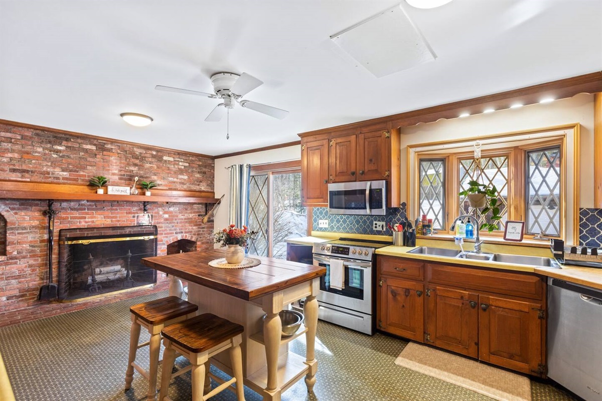 Kitchen with coffee/tea barPots, pans & cooking Utensils included*FIREPLACE FOR DECORATION ONLY*