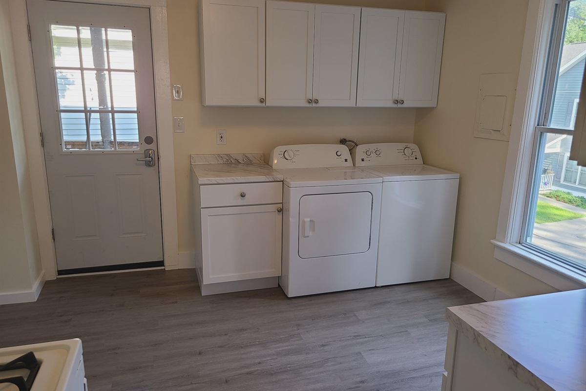 Kitchen with Washer/Dryer
