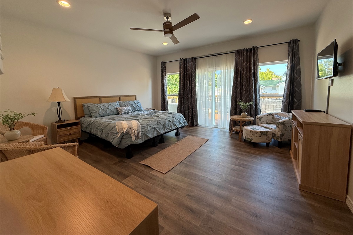 Huge Master Bedroom with walk in closet ad en-suite bathroom