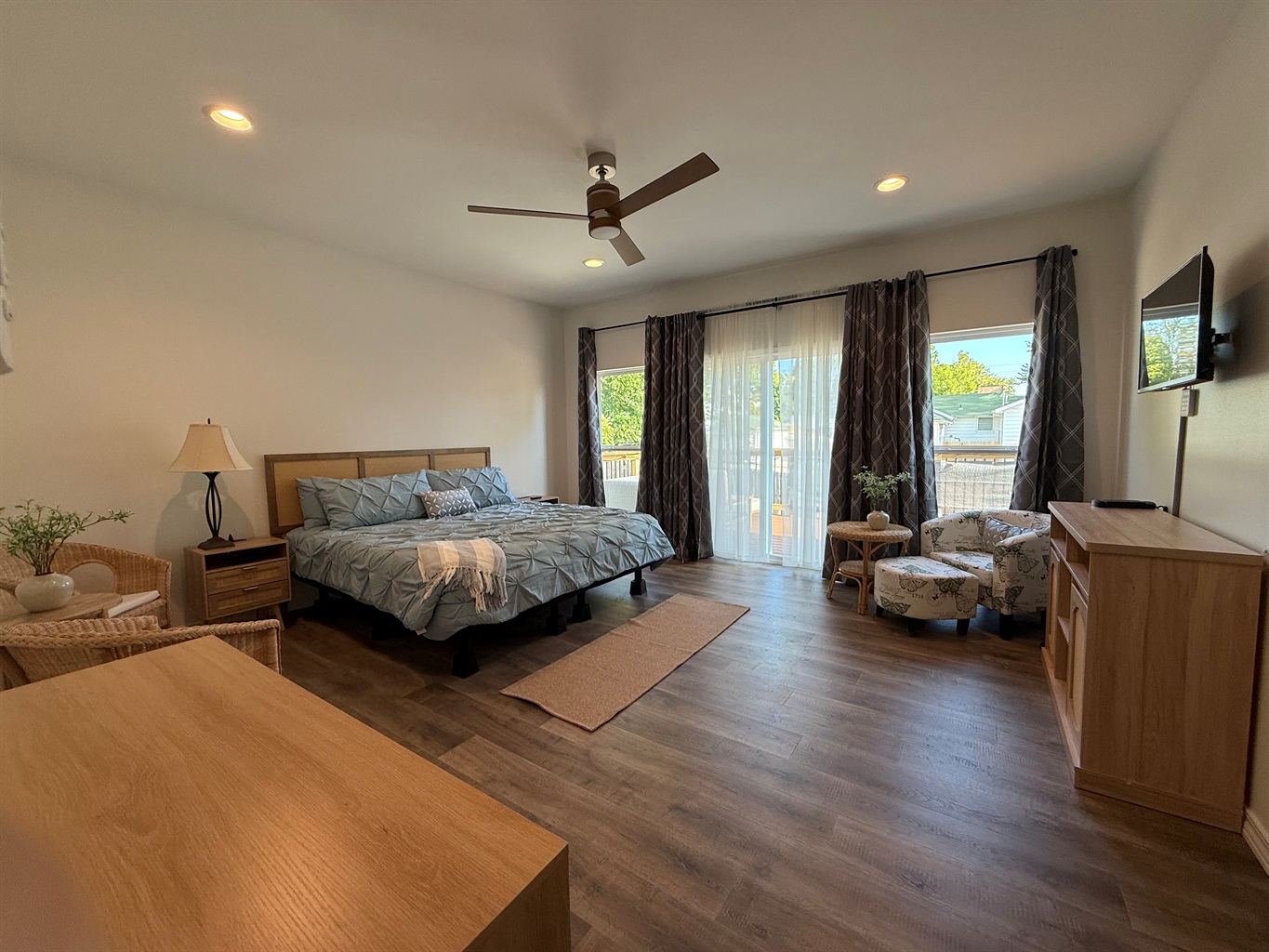 Huge Master Bedroom with walk in closet ad en-suite bathroom