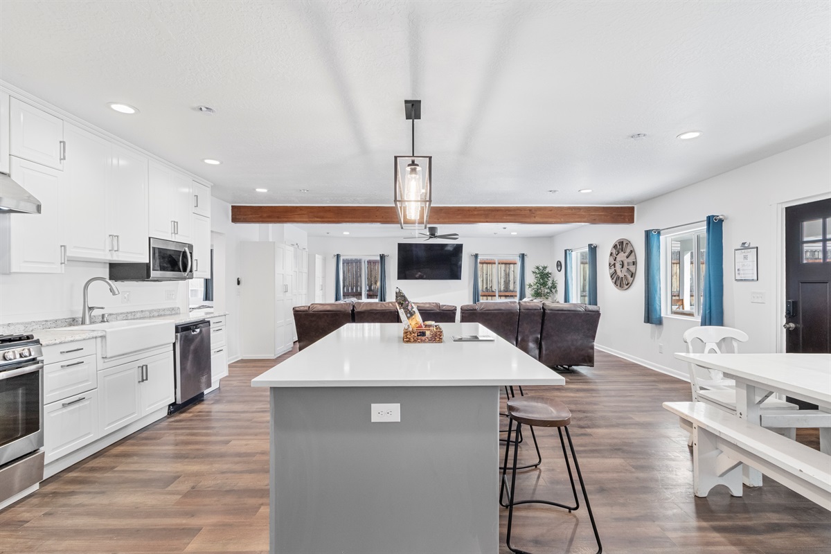 Our large quartz kitchen island will give you plenty of space to prepare and serve meals for your large group.
