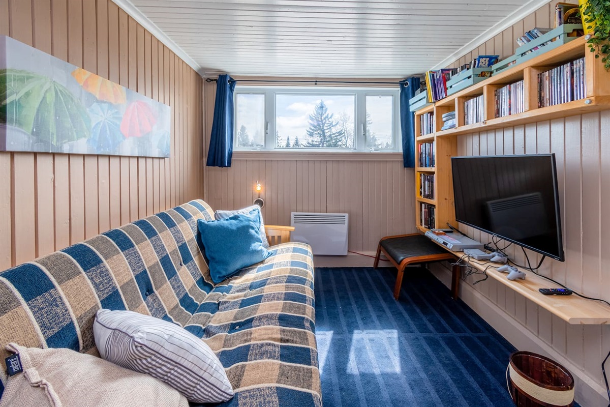 Espace pour enfant situé à l'étage comprenant TV intelligente, plusieurs film et une console de jeux rétro !