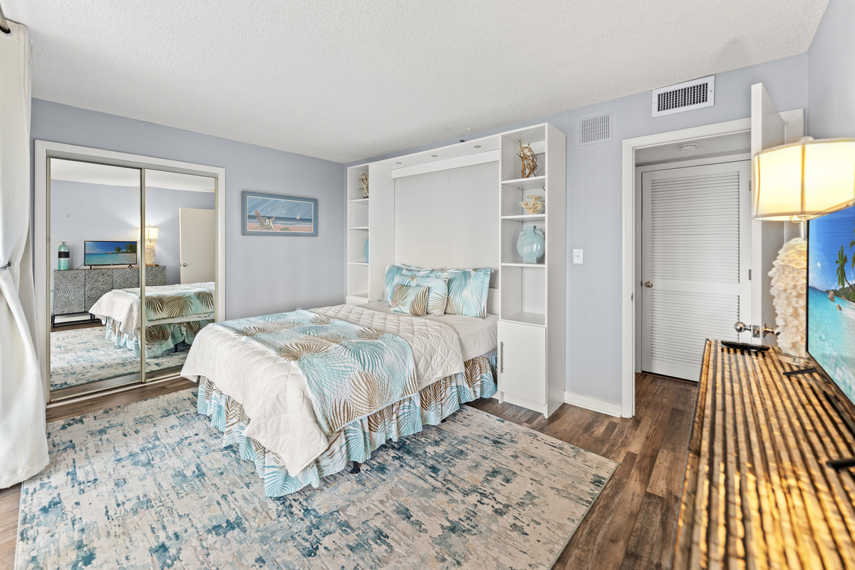 Lovely 2nd bedroom with Queen bed and balcony access