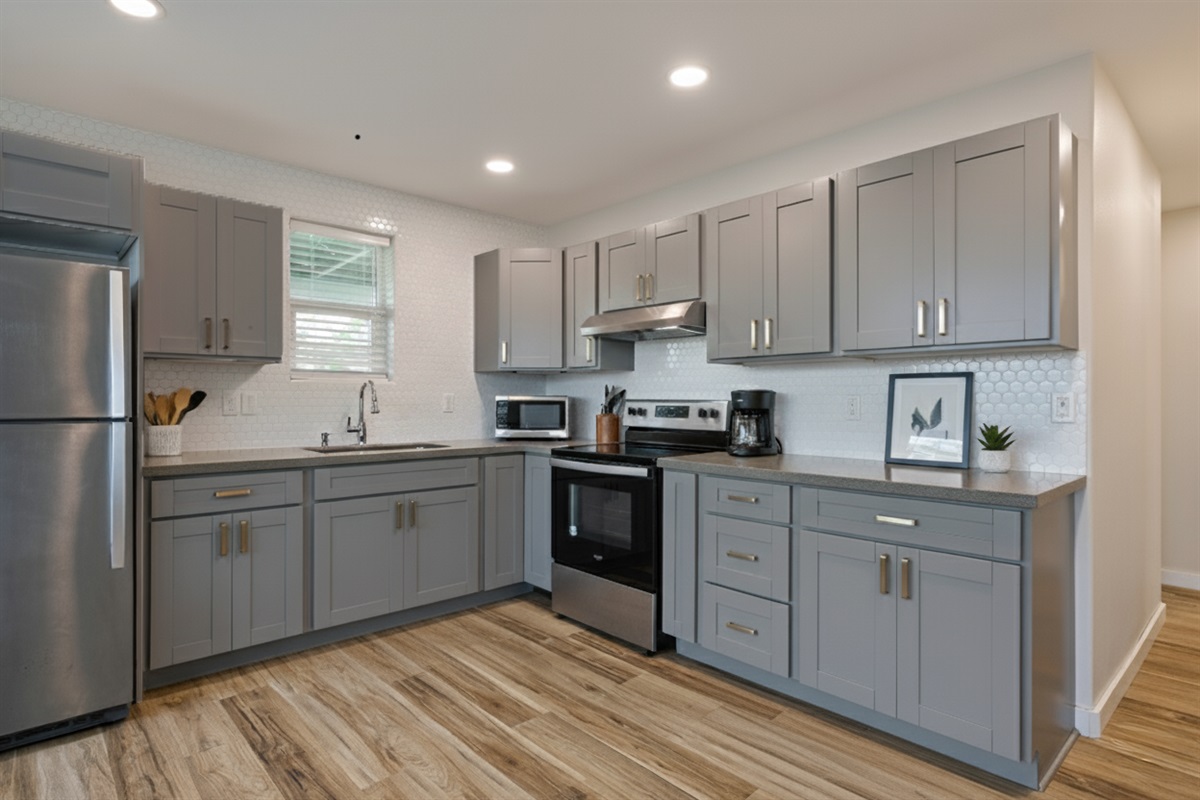 full kitchen | Representative Interior. Décor / Finishes May Vary.