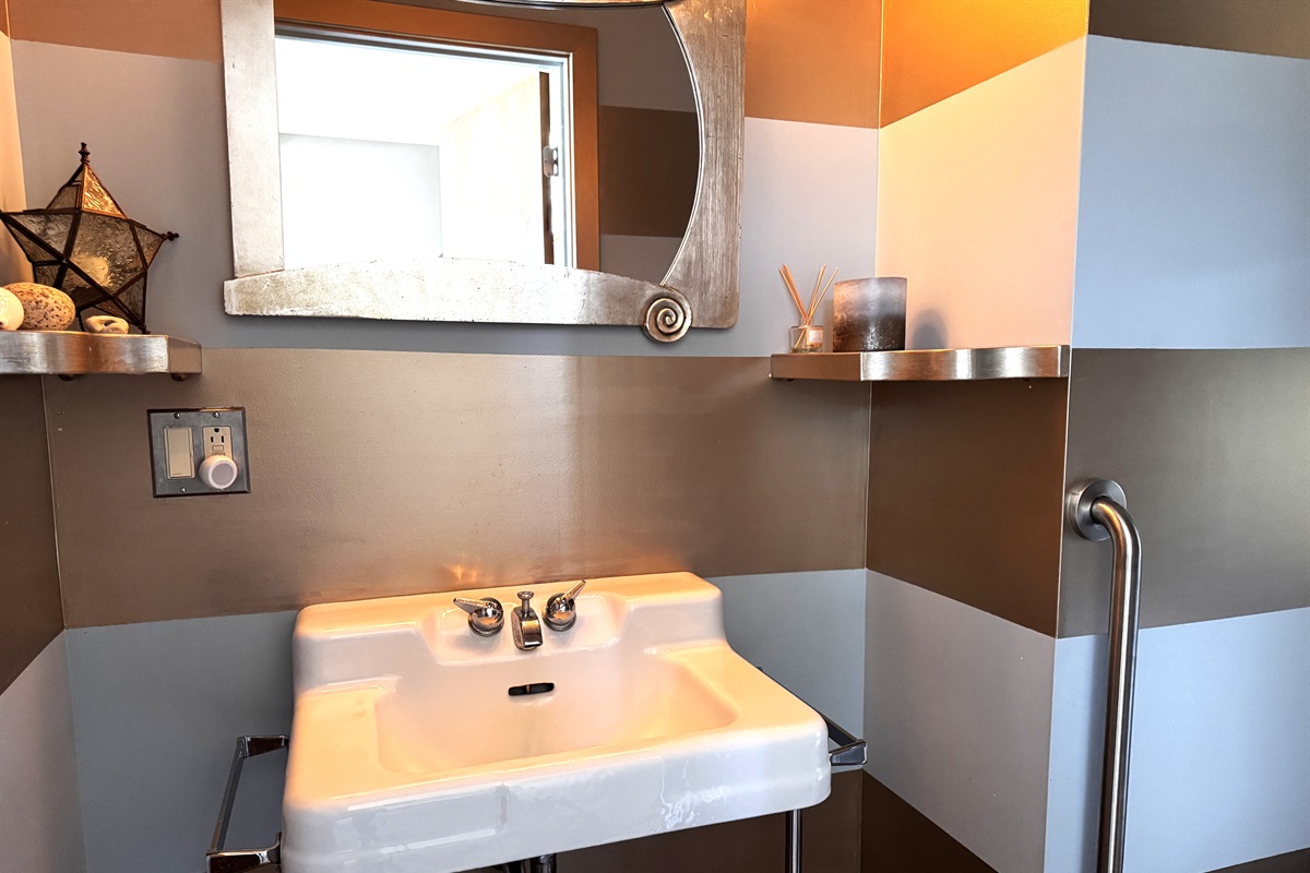 Discover "The Vault"—our iconic designer powder room. Featuring bold, high-contrast aesthetics and curated lighting, this "Instagrammable" space is a masterclass in modern detail. A favorite for guest selfies and a true hidden gem at The Crag.