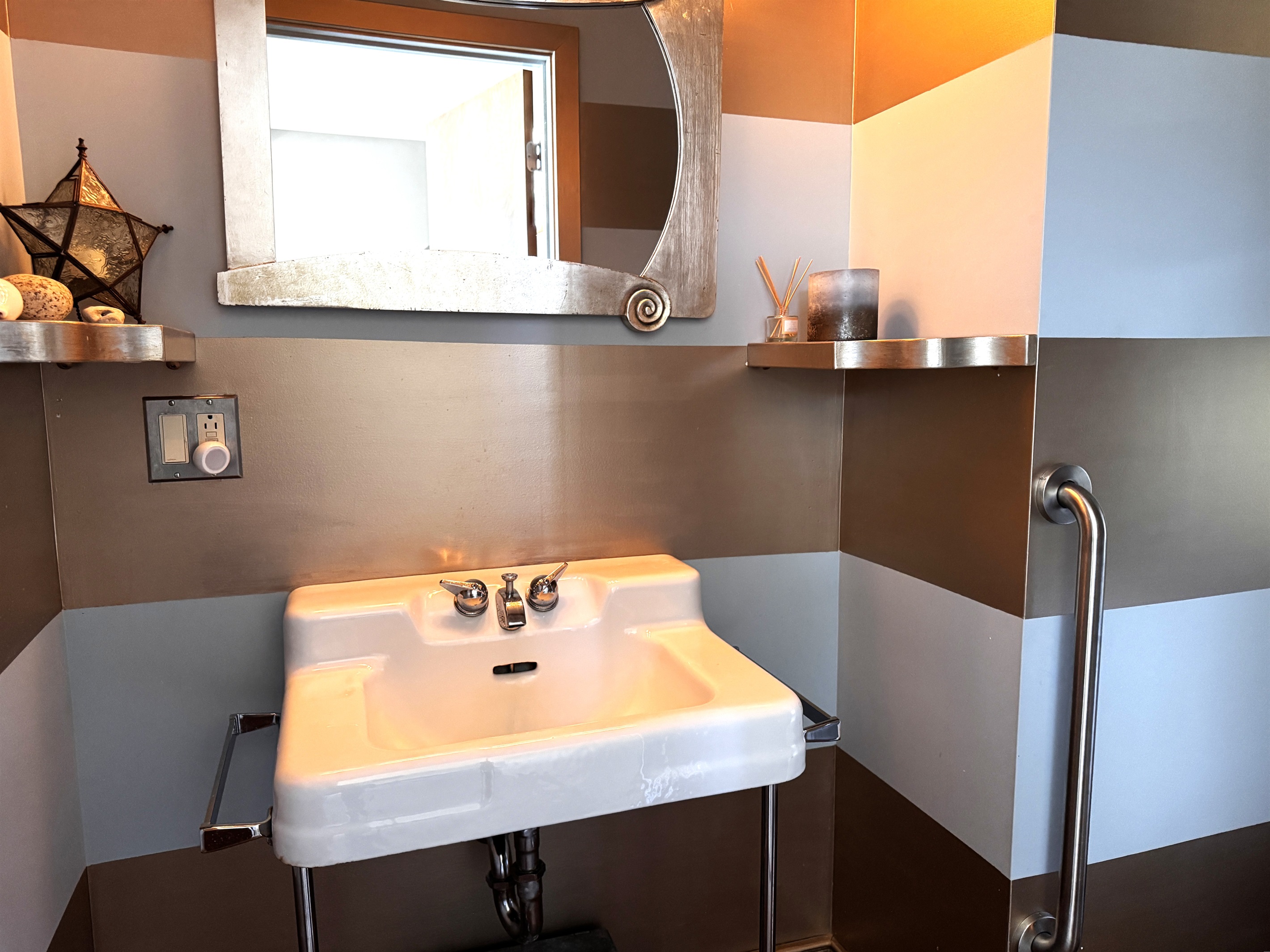 Discover "The Vault"—our iconic designer powder room. Featuring bold, high-contrast aesthetics and curated lighting, this "Instagrammable" space is a masterclass in modern detail. A favorite for guest selfies and a true hidden gem at The Crag.