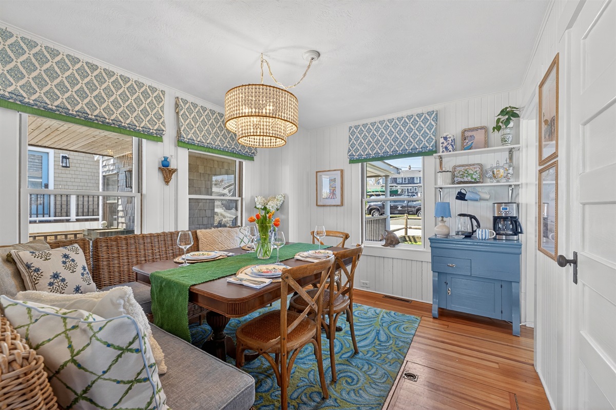 Enjoy laughter, conversation, and family dinners in this warm dining area that comfortably seats 8. ✨