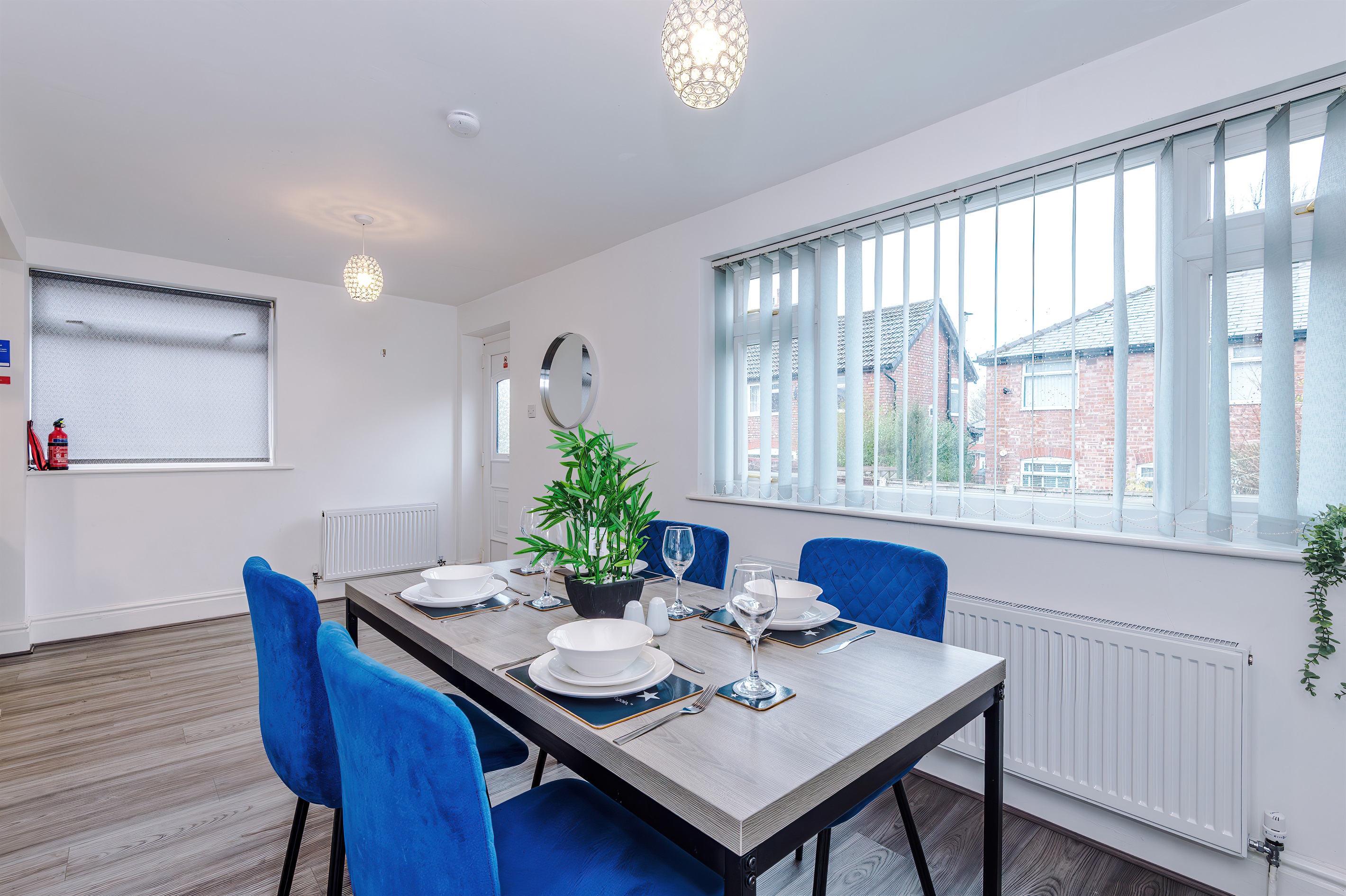 Enjoy your meals at the dining table in comfort in the dining room