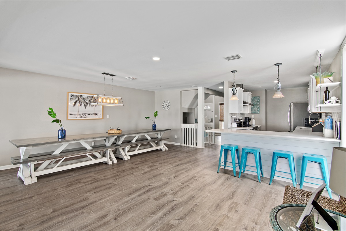 Large, Open Concept Living Space - bring 13 of your family members or best friends!