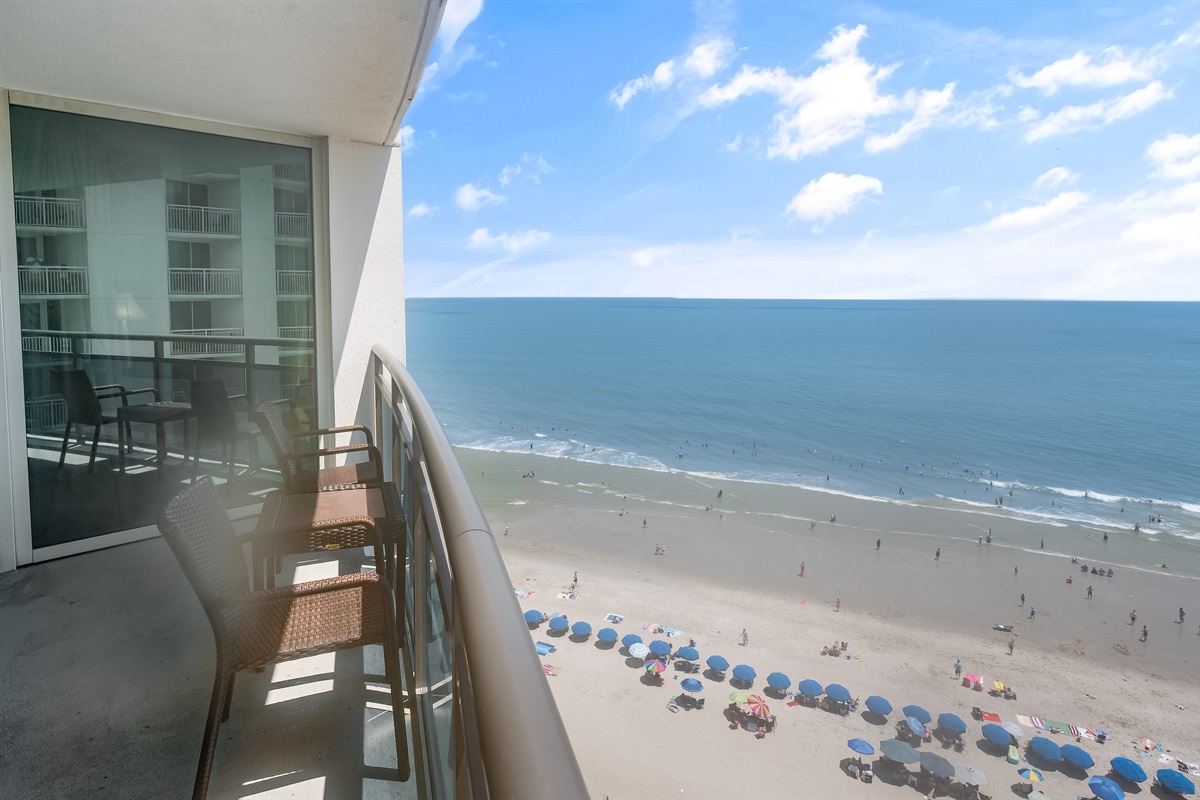 Large Balcony with Amazing Views of the Ocean🌊☀️