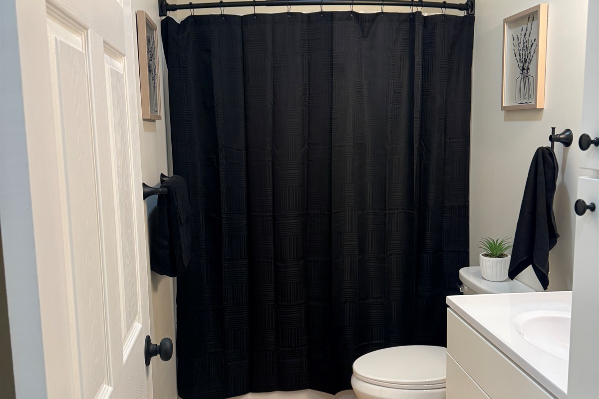 Bathroom with tub/shower