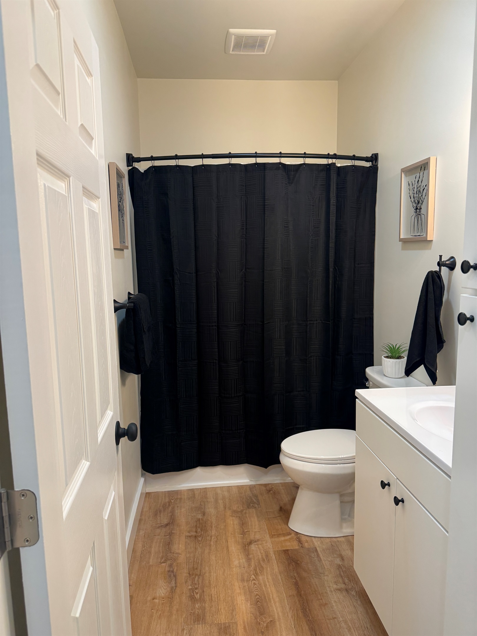 Bathroom with tub/shower
