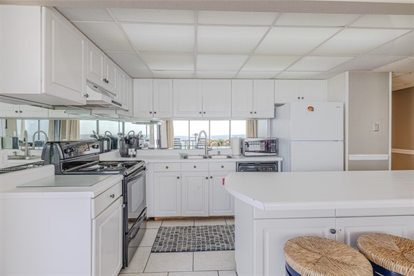 Kitchen with all you need for meals and snacks