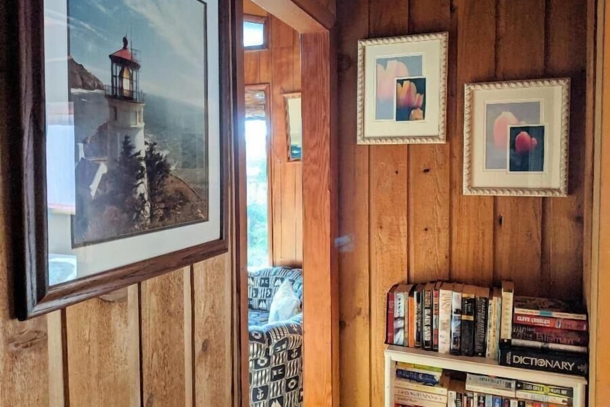 hallway between the living room and bedrooms