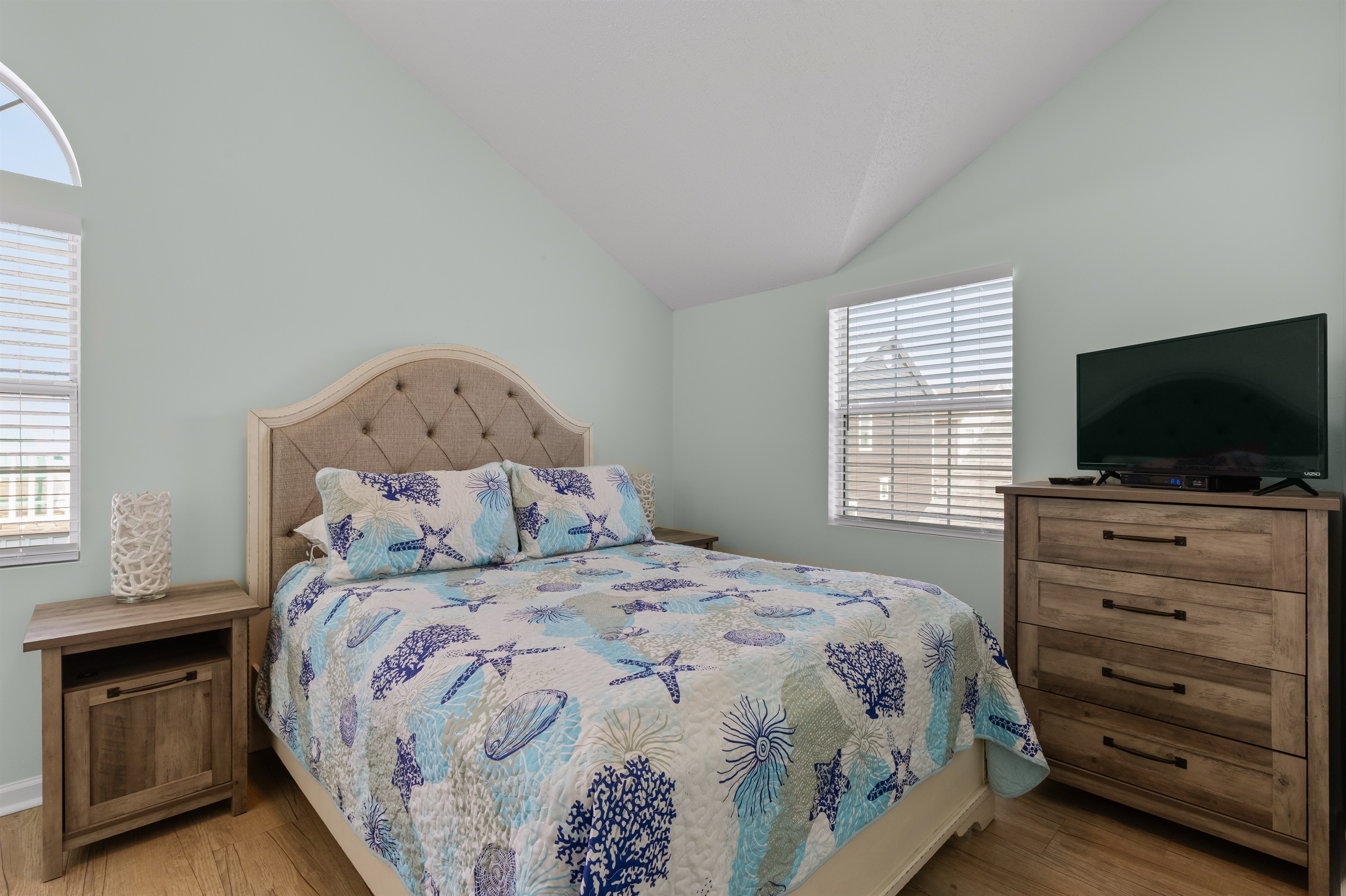 Second bedroom with Queen Bed