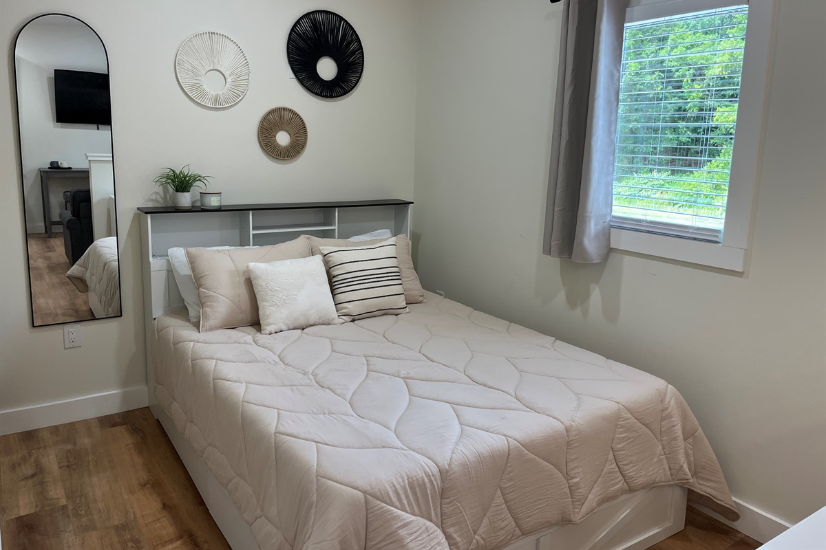 Queen bed in studio sleeping area