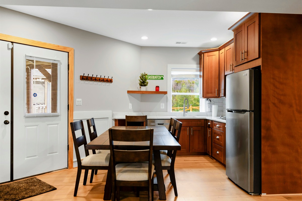 Lower-Level Kitchen – A second full kitchen and dining table make it easy to enjoy meals, snacks, and game breaks without missing a moment.