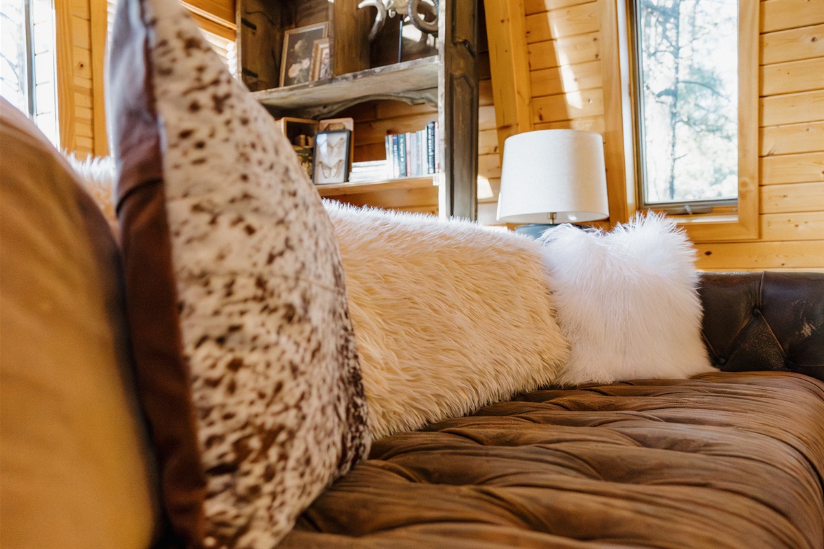 Luxurious textures and cozy details make Poppywood Pines feel like home. Plush throws and soft furnishings create the perfect retreat after exploring Show Low's hiking trails, fishing lakes, and White Mountains outdoor adventures. Pet-friendly comfort awai