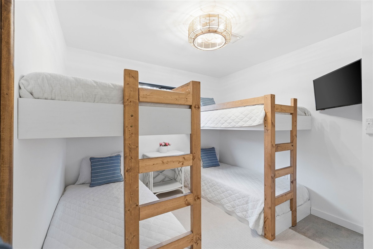 Small Serenity 2's Guest Bedroom: Two Custom Twin Bunk Beds, Smart TV, Closet, Private Bathroom with Shower/Tub combo (sleeps 4)