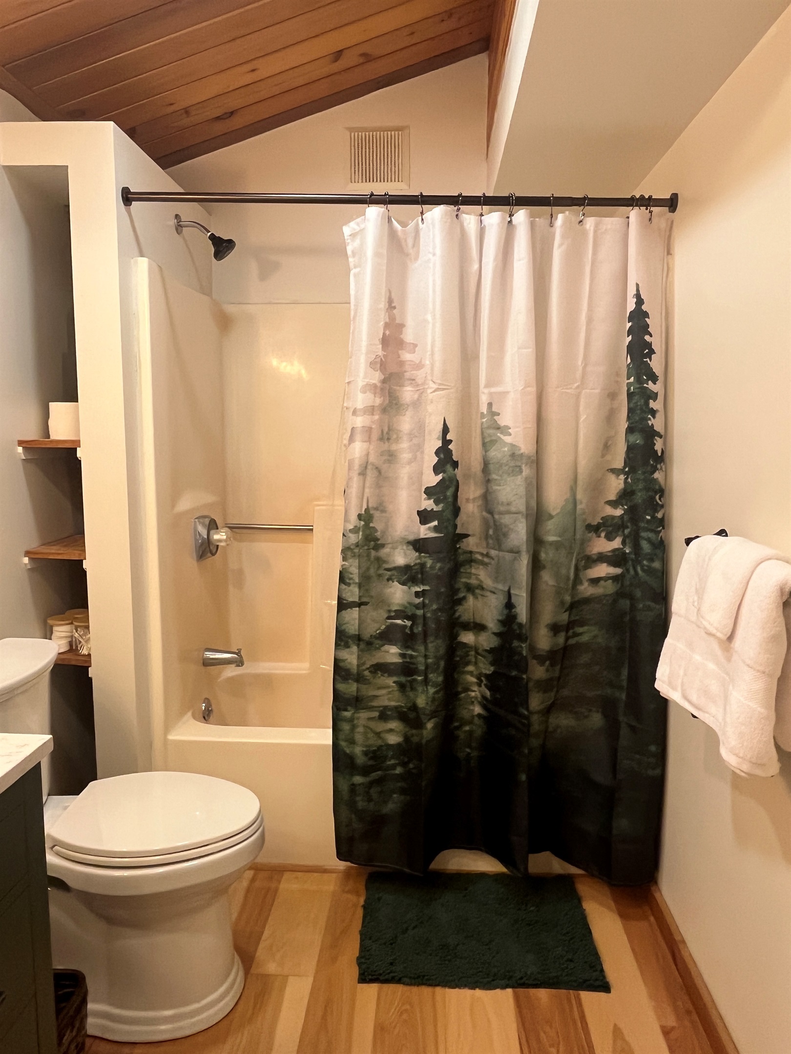 Ensuite bathroom in 2nd floor King bedroom