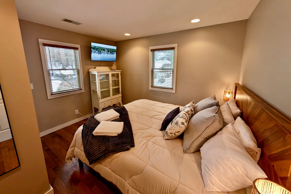 Guest house King  bedroom with TV