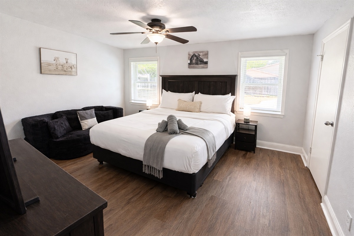 Cozy King Suite w/ Smart TV, Double Sleeper & En-Suite