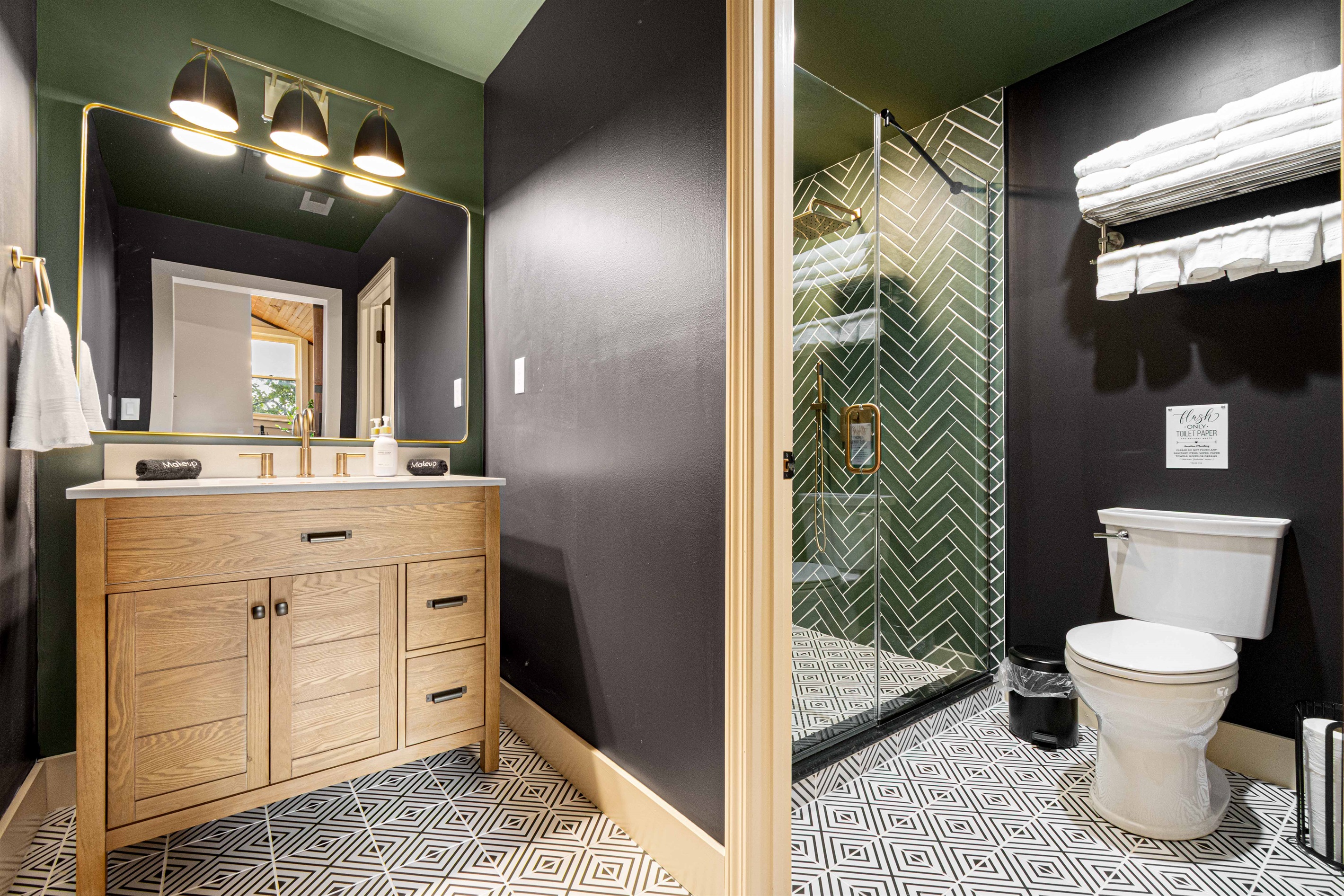 Upstairs bathroom (bedroom 1 and 2 share this bathroom)