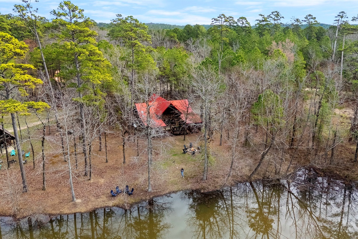 Exterior Retreat:
A woodland haven that whispers “stay a little longer.” Rustic elegance meets nature’s majesty, perfect for unplugging without sacrificing comfort. 🌲