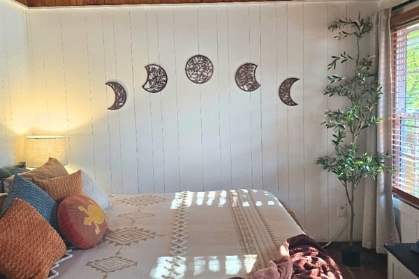 Granary‑house‑bedroom‑wood‑beams‑plant