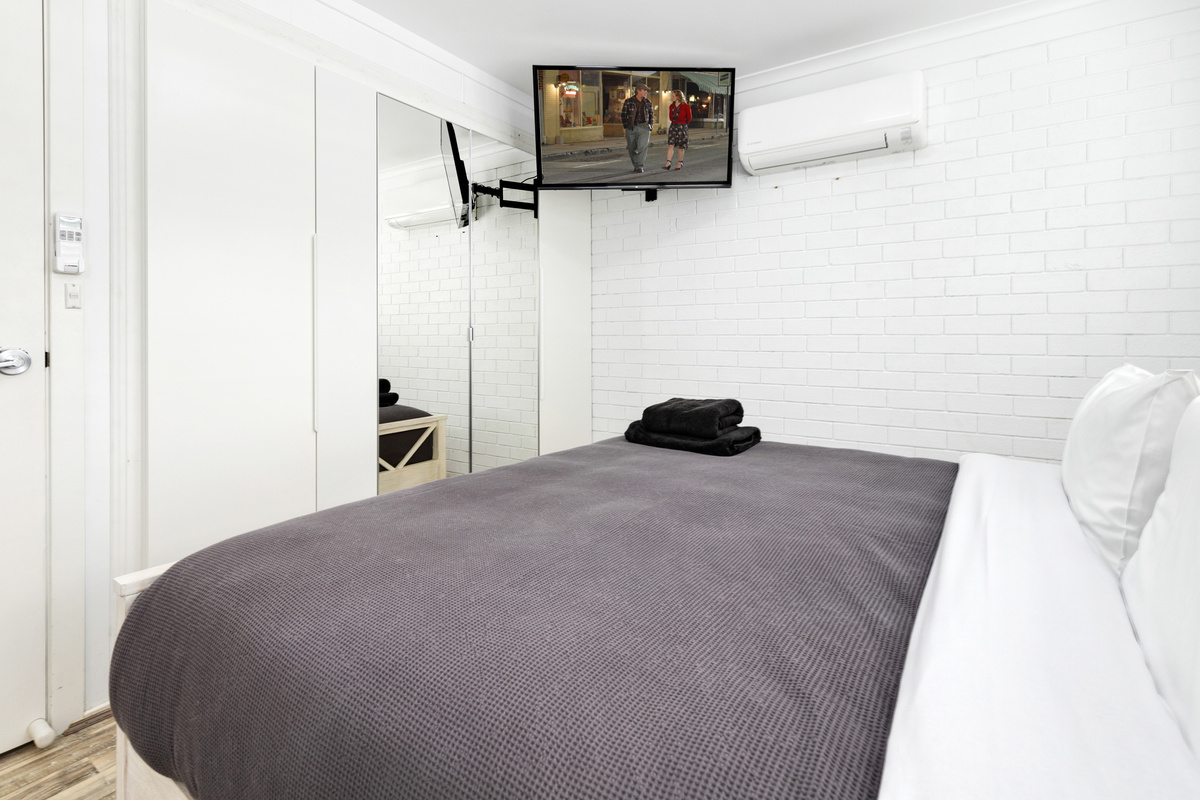This downstairs king bedroom gives Skye’s Beach House another main room, positioned near the lower living and kitchen spaces.