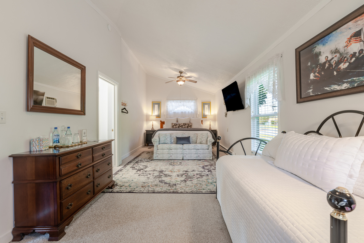 Room 7 “Commodore Perry Suite” Bed and Breakfast in Marblehead Ohio