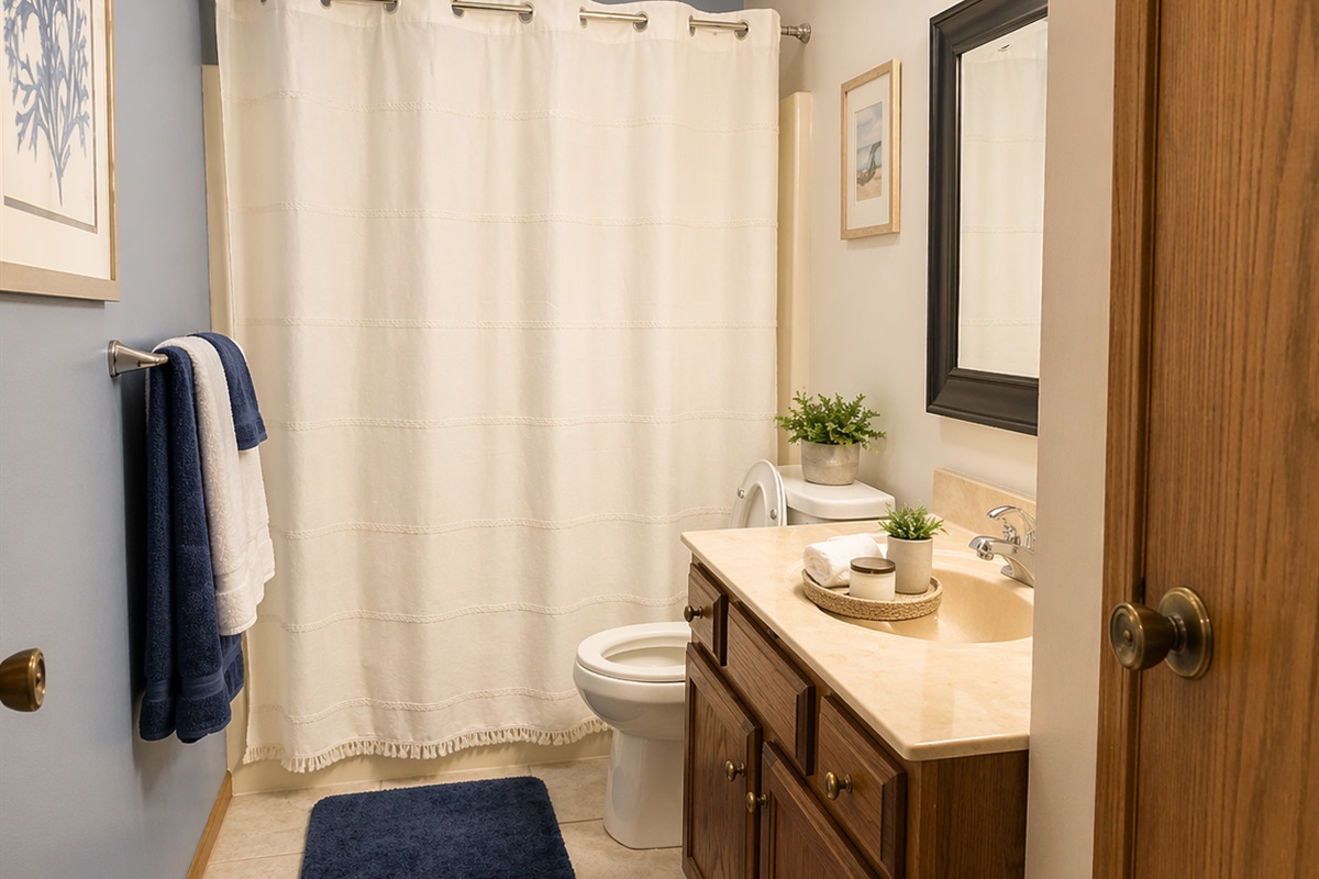 The Calm Retreat: Main Bath