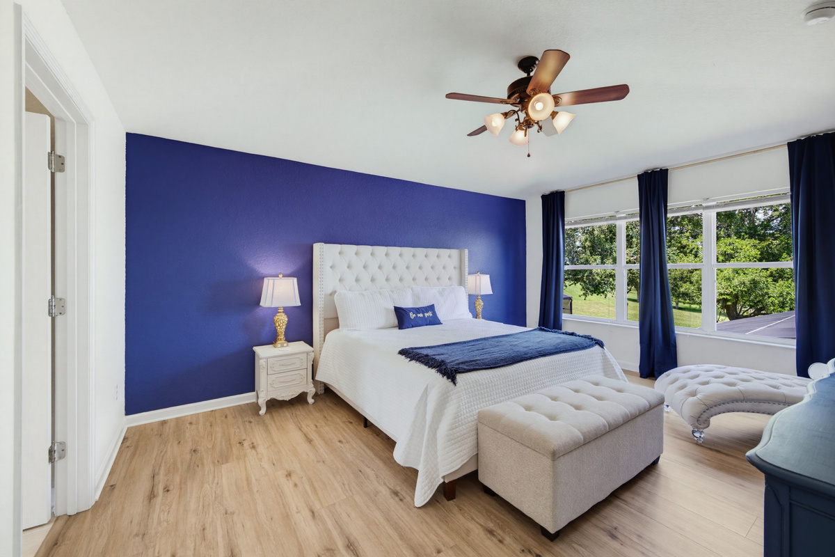 Primary king suite w/ en-suite bathroom