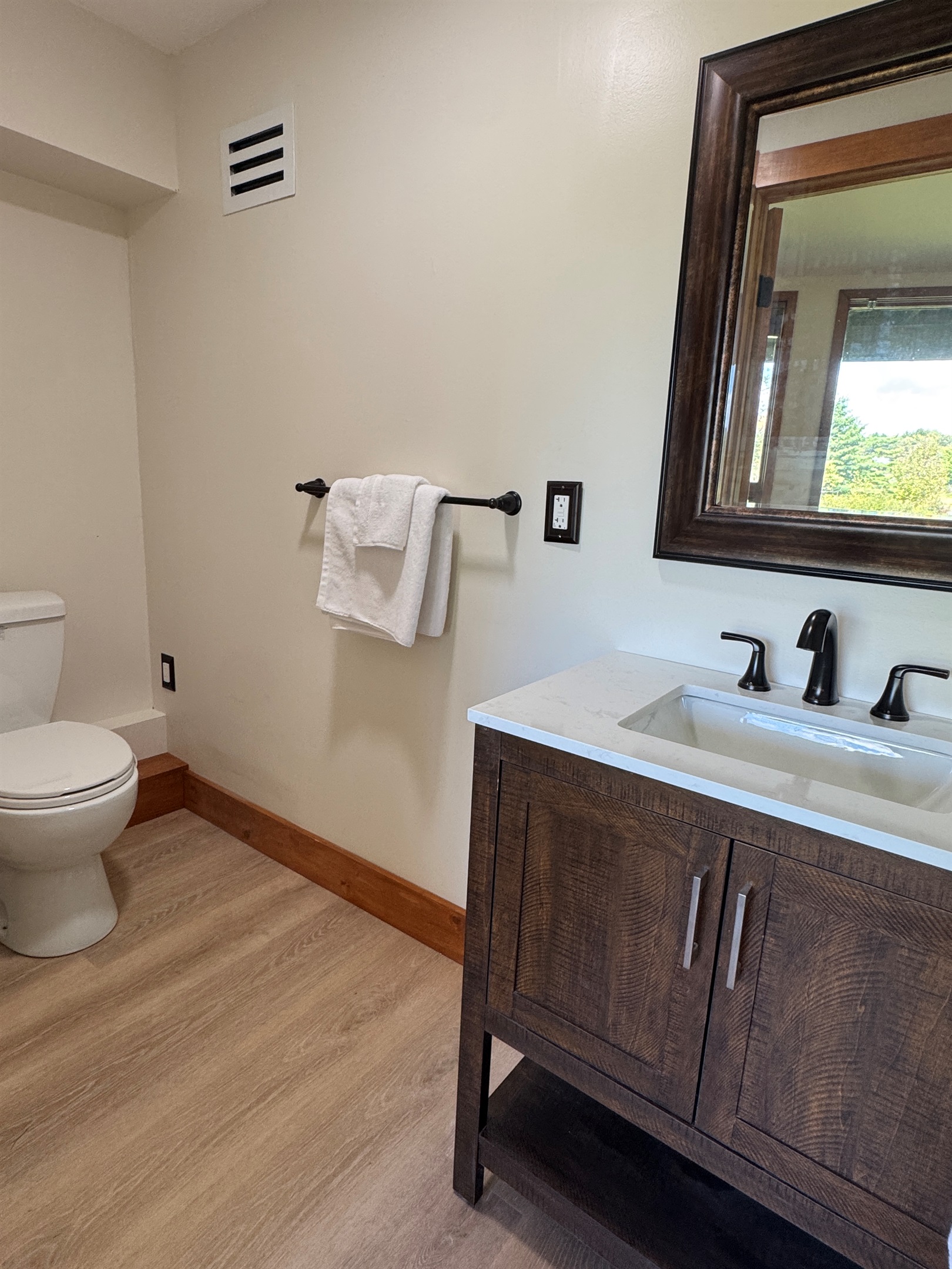 King bedroom ensuite 1/2 bath