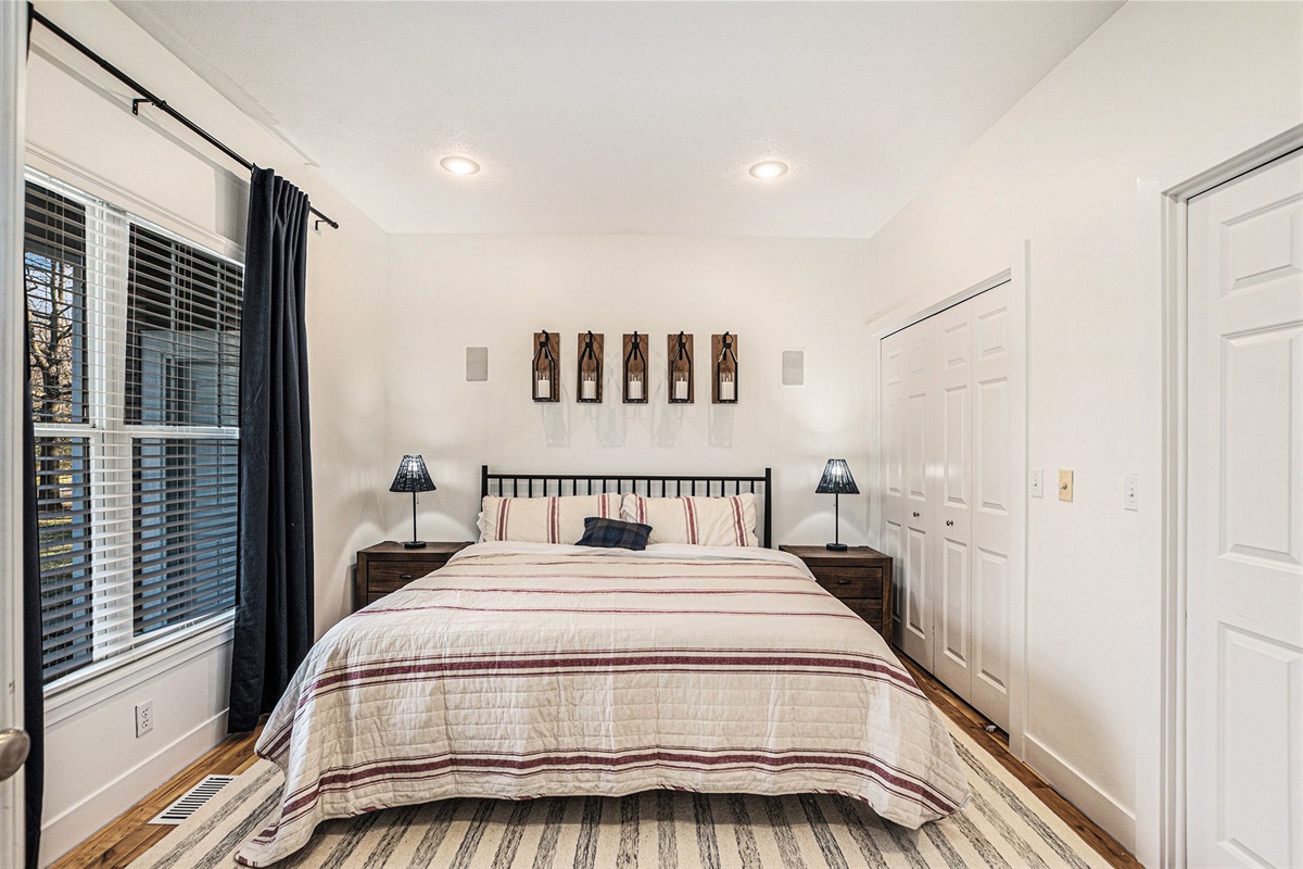 A nod to Michigan’s iconic “Big Red”—cozy up in the Lighthouse Room.