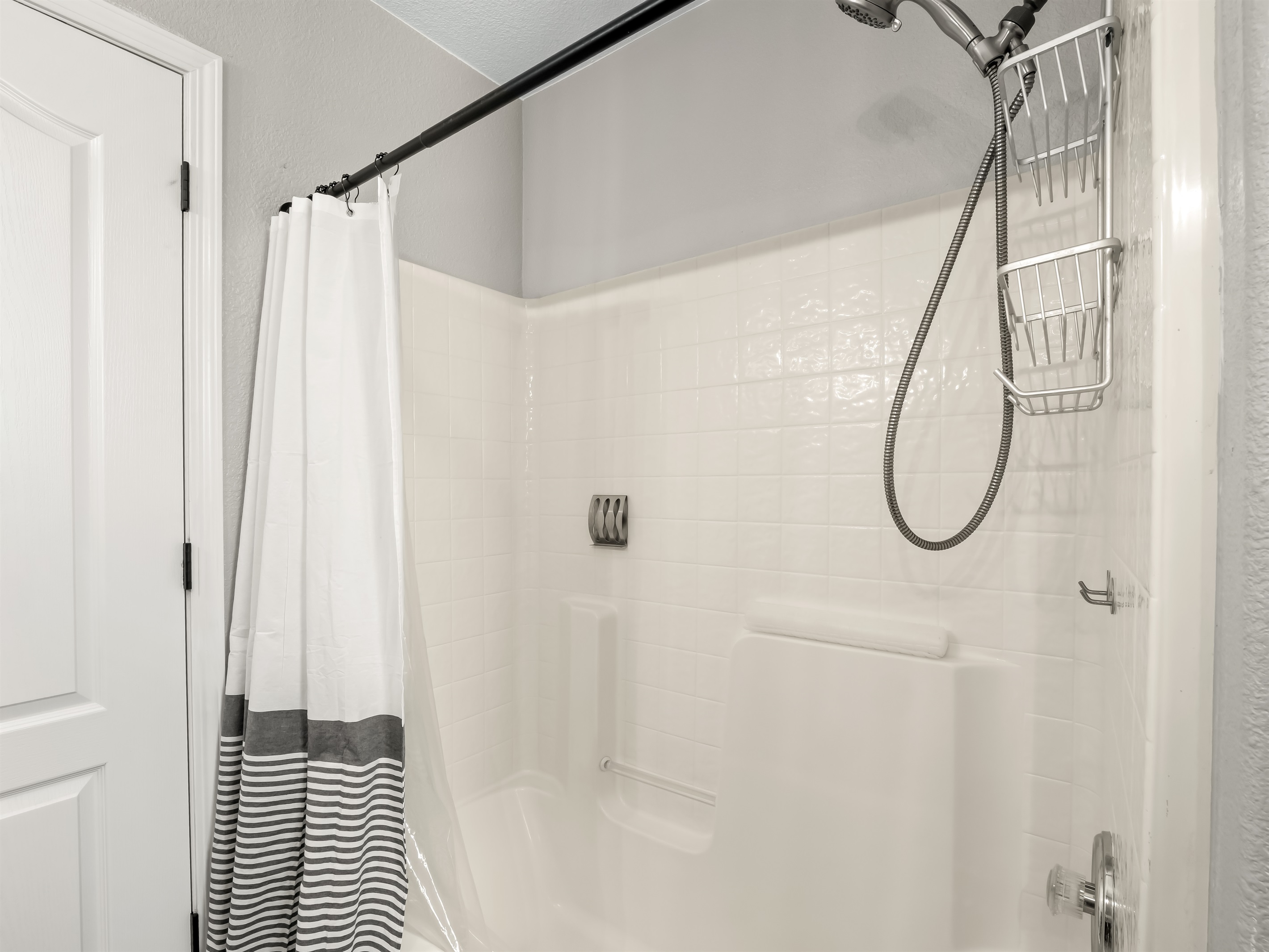 Bright and spacious shower/tub combo with built-in seating and easy access—perfect for kids and convenient for the whole family.