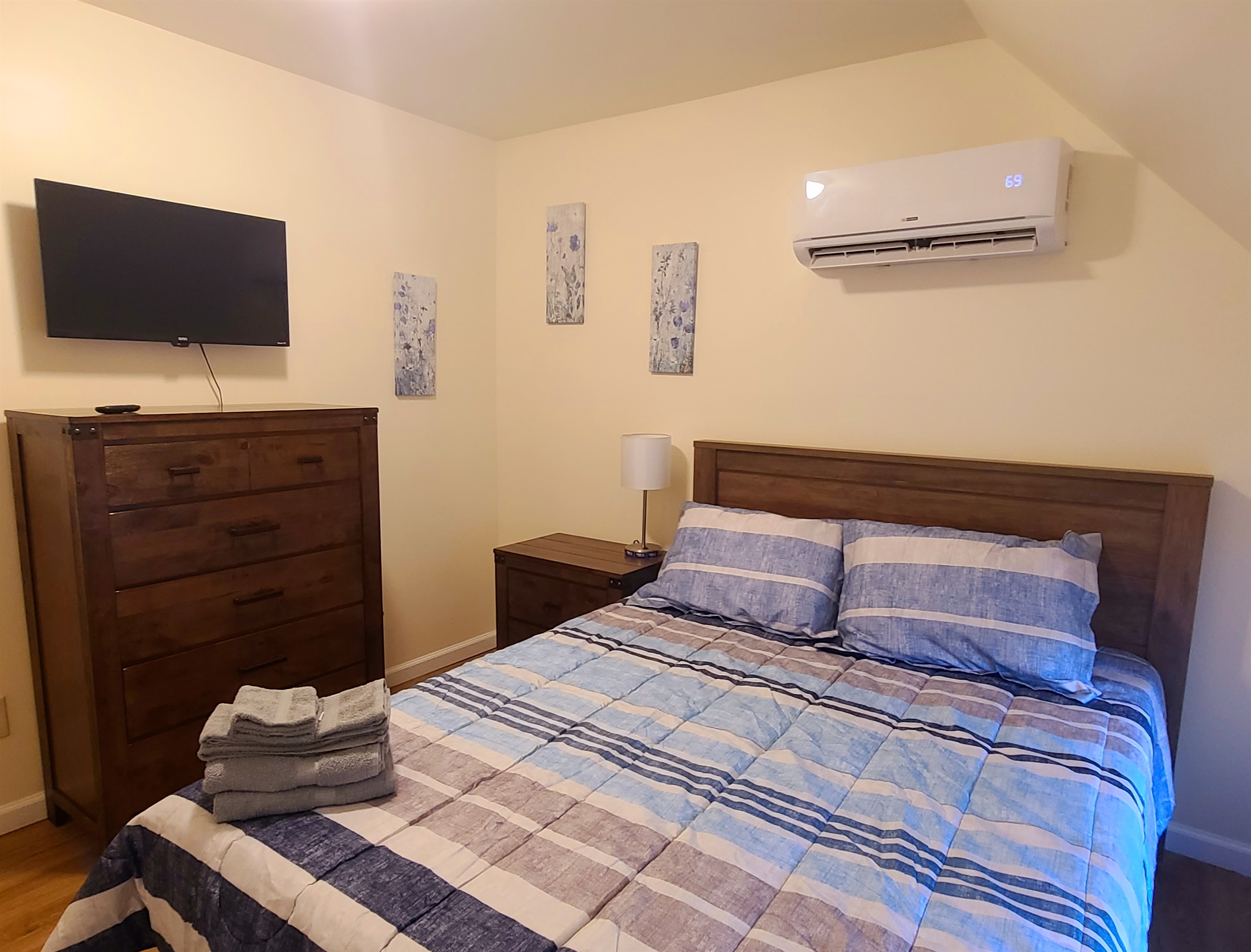 Queen bedroom #2 with SmartTV