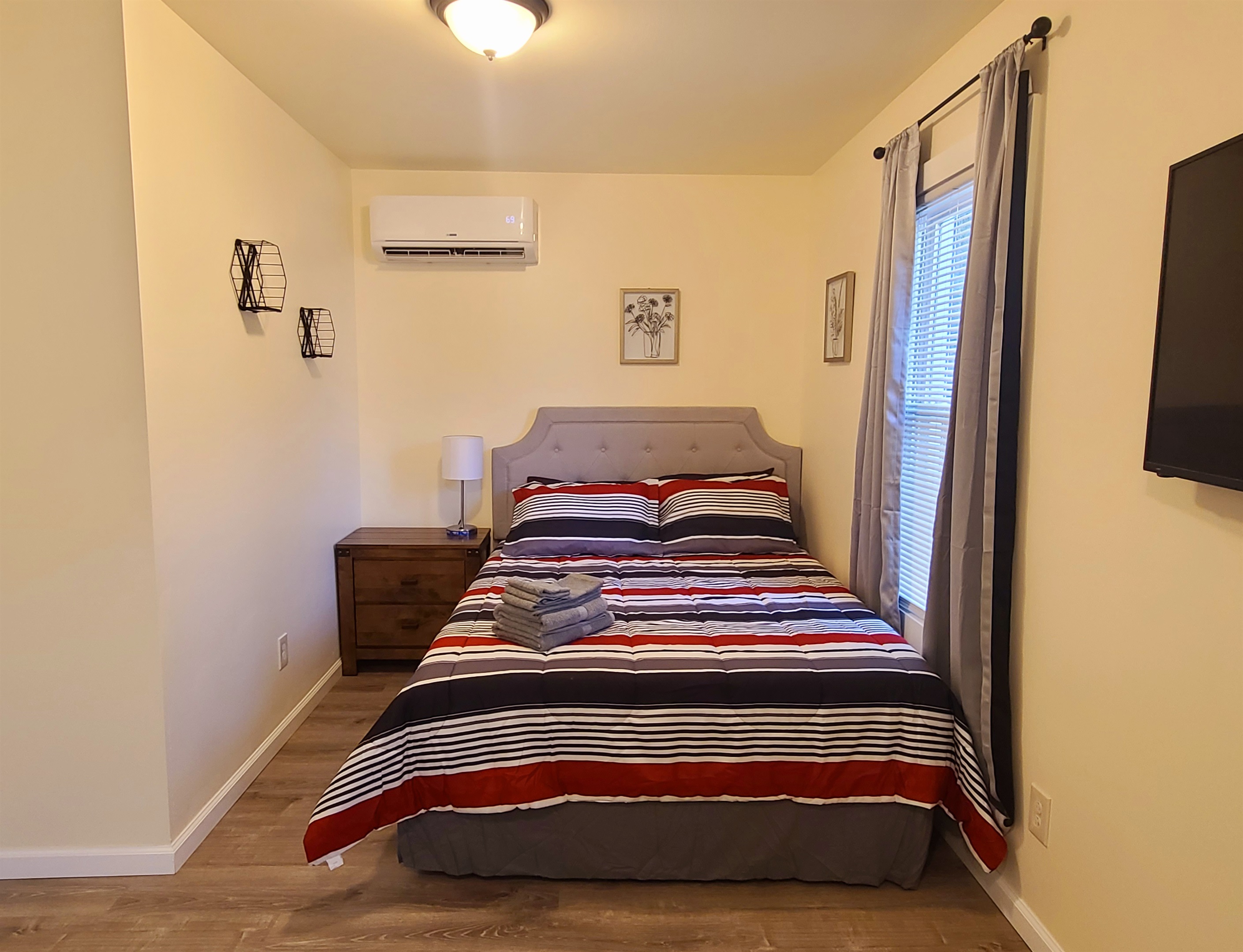 Queen bedroom #1 with SmartTV