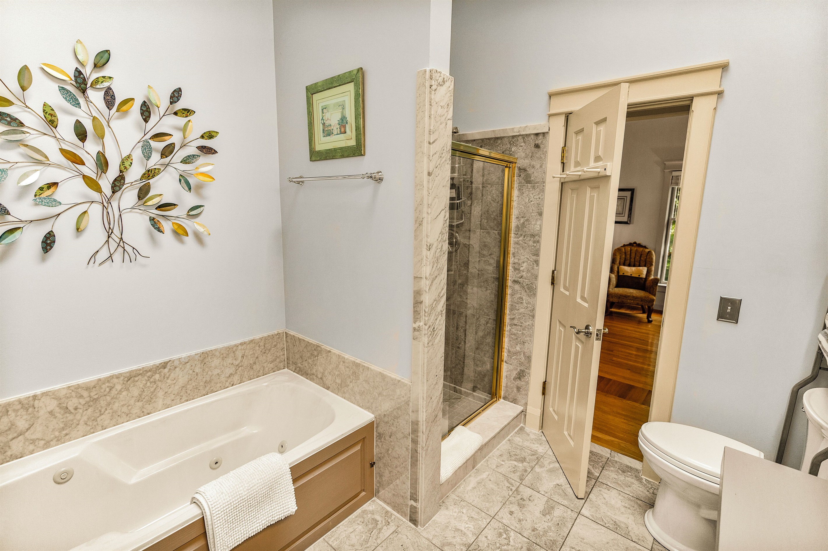Ensuite bath to BR1 with shower and soaker tub
