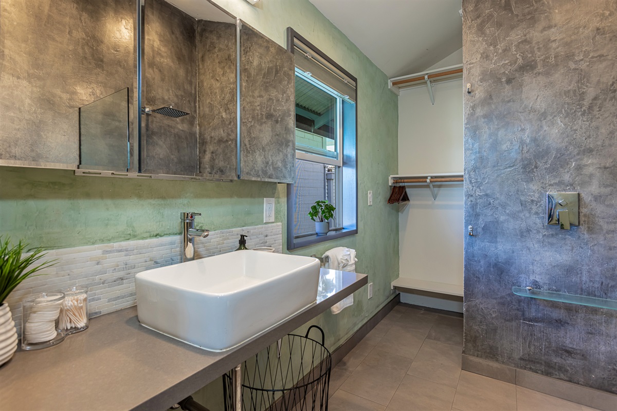 Large open bathroom w/spacious closet