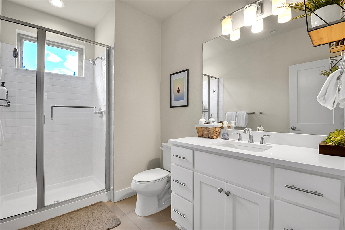 Full bathroom in MBR