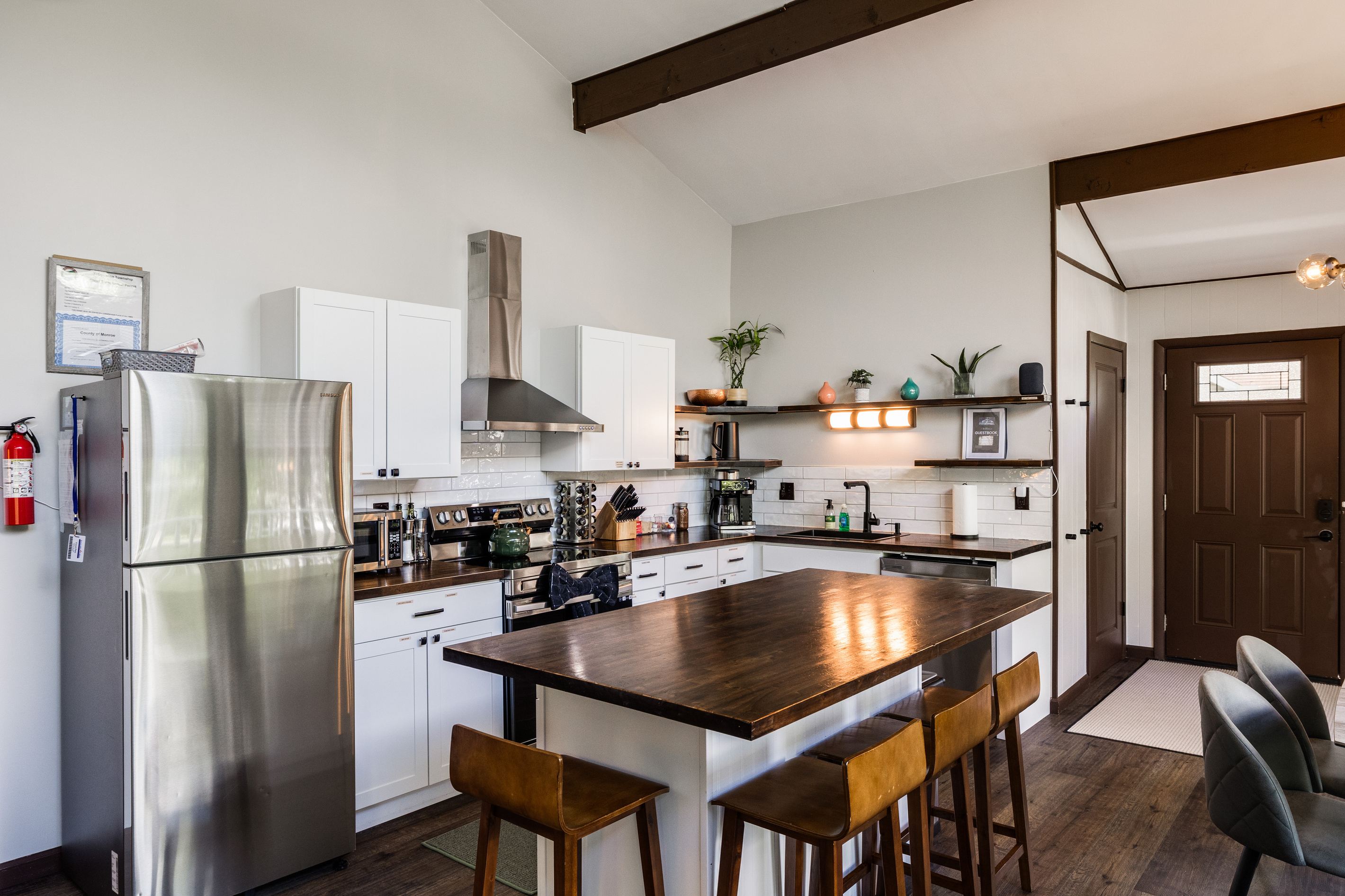 [Kitchen] Complimentary spice rack, olive & avocado oil + more