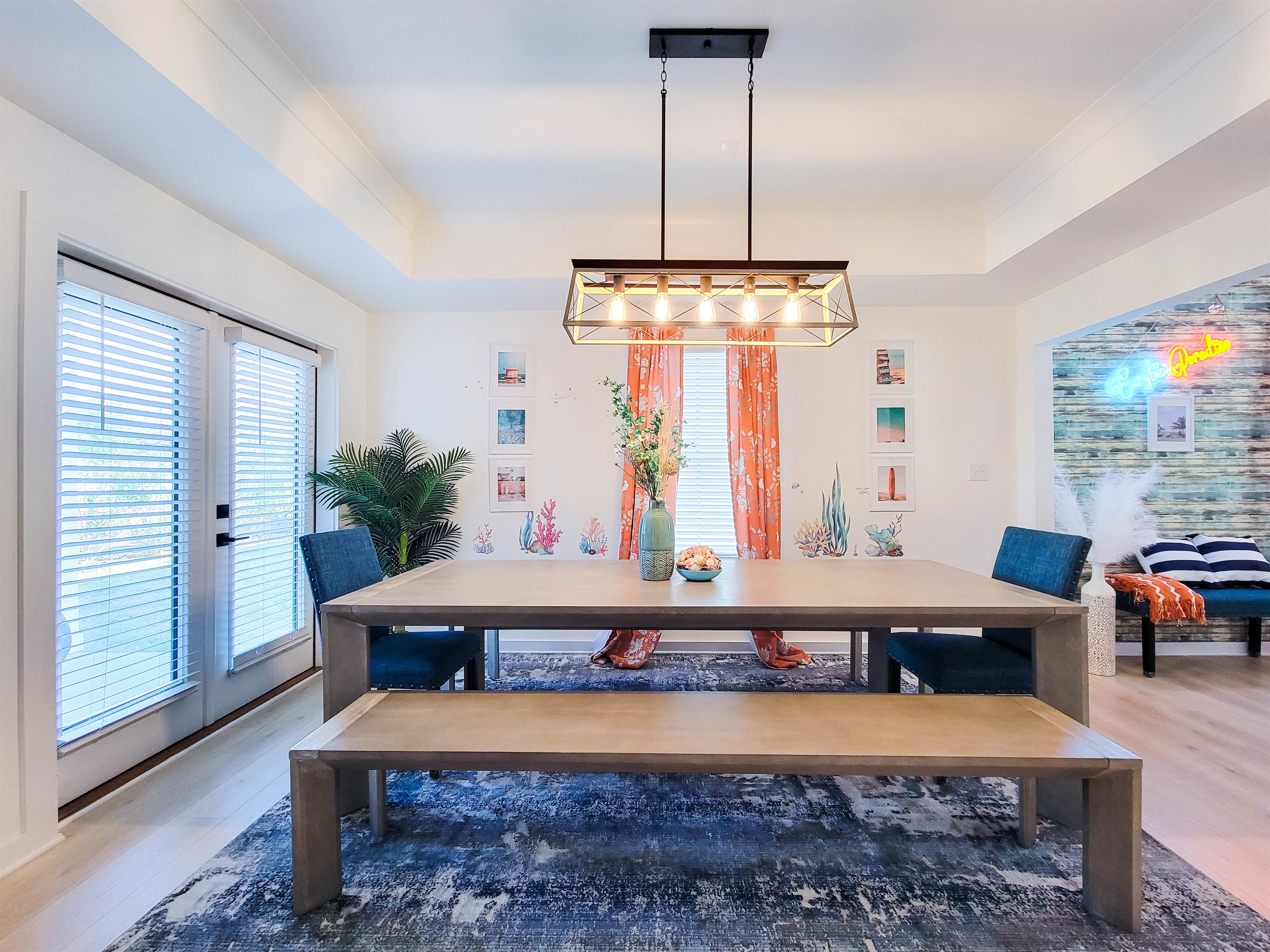 Huge Dining Room with Comfortable Seating for a Large Group, Ideal for Family Meals, Celebrations, and Group Gatherings