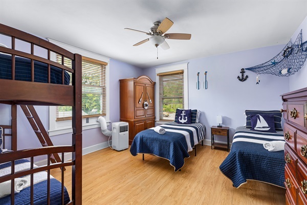 Set sail for adventure in our charming nautical-themed kids' room! With 2 side-by-side twin beds and a twin-over-twin bunk bed with a pull-out trundle, little sailors can enjoy their own marit