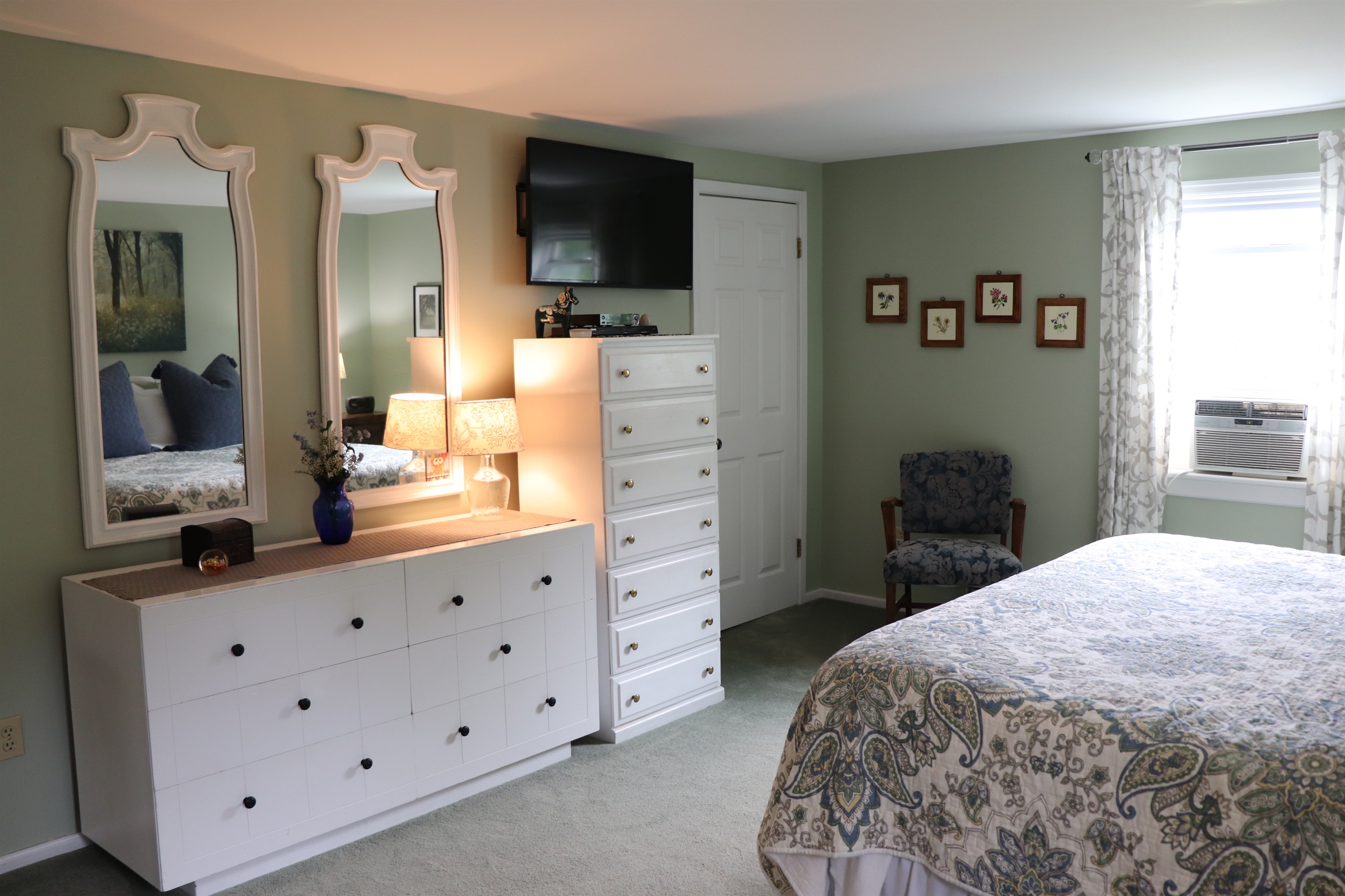 2nd floor King w/ ensuite