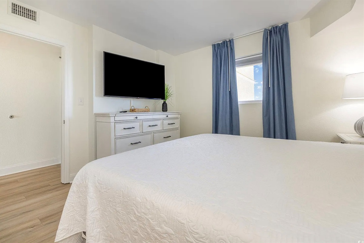 Large Main Bedroom with King bed and ensuite
