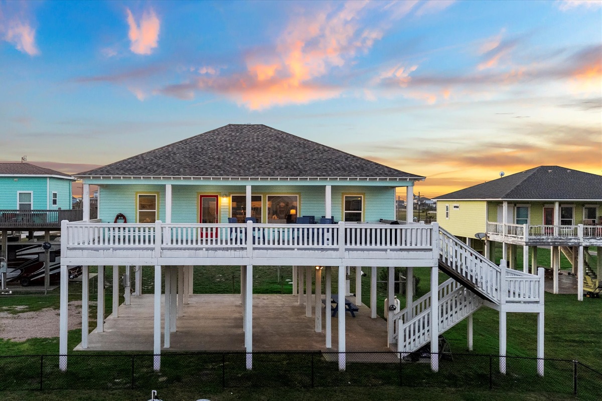 71ae29fa6def4df696fbab08fba7c40e Large | Beachhouse | Texas | TX | Vacation Homes | Galveston | Crystal Beach | Kokomo | Breezy Days | Beachfront Elegance | Sunrise Serenity | Southern Sands Property Management, LLC
